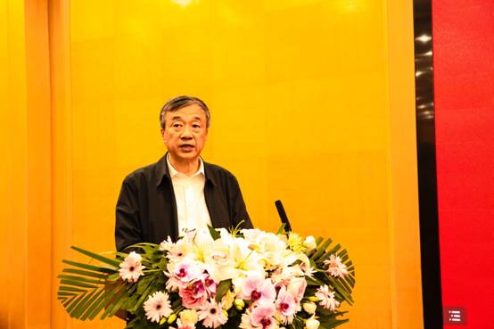 图片包含 桌子, 室内, 人, 前描述已自动生成