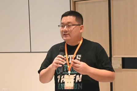 男人戴着耳机AI 生成的内容可能不正确。